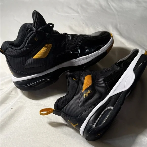 Nike Air Jordan Kids High Top Black, White and Gold Accents Big Boy 4Y - Picture 5 of 7